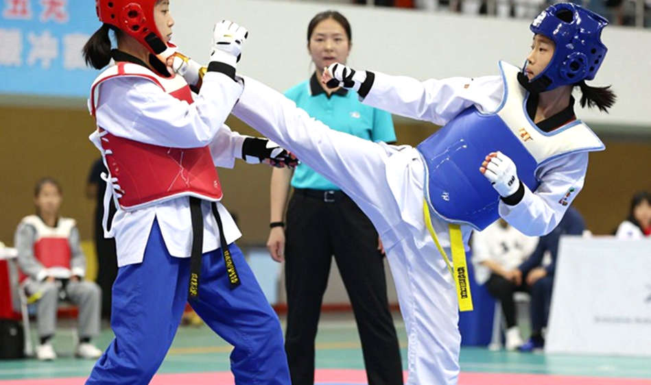 Inam Butt và đơn thuốc trị mắt bị bỏ lỡ: Nhà vô địch vật bãi biển đối diện án treo và nguy cơ mất huy chương bạc